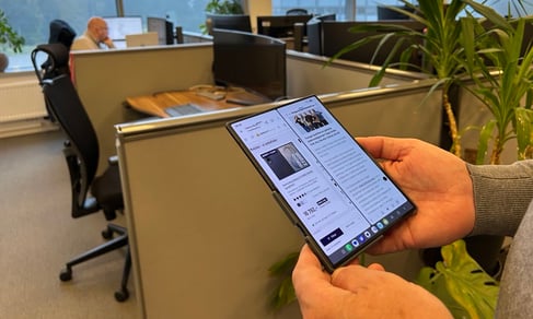 Zfold8 i hånd