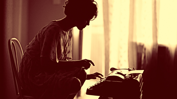 Kvinne med skrivemaskin